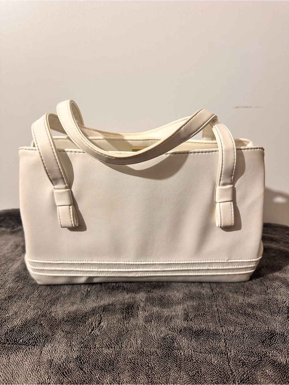 Vintage White Structured Vinyl  Handbag with Top Handles/Fastener